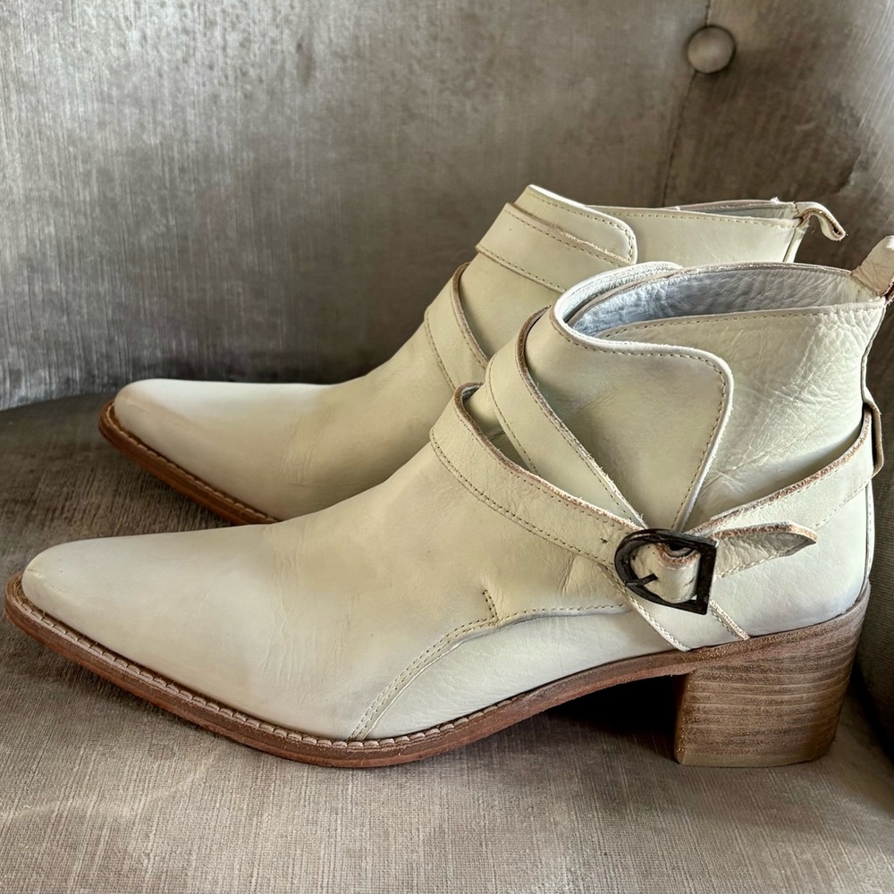 Free People Cream Bone Color Leather Ankle Boots Women’s Sz 39.5/9.5 LN